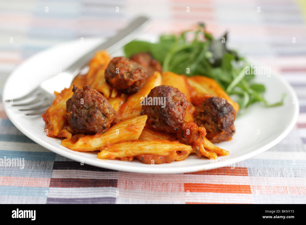 Cuire les pâtes aux boulettes de viande Banque D'Images