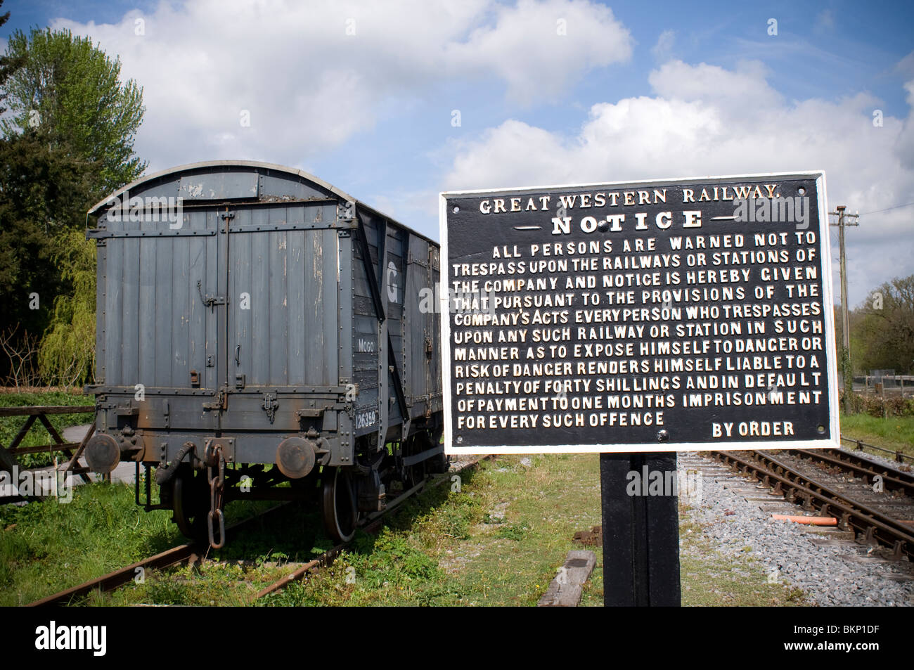 GWR Railway signent et chariot à Staverton gare, les banlieusards, les déplacements, les émissions, l'Angleterre, de l'environnement, les terres agricoles, les champs, Banque D'Images