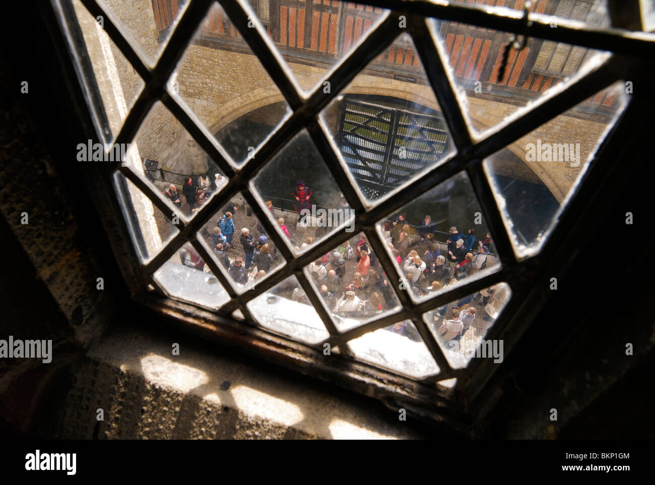 Un Yeoman warder Beefeater ou guider les touristes près de traître's Gate dans la Tour de Londres Banque D'Images