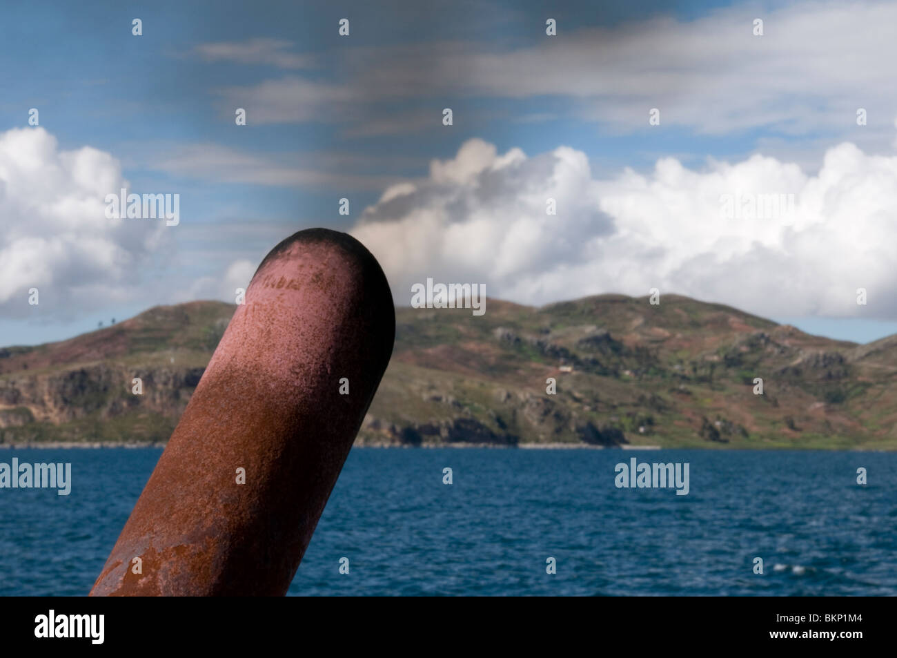 La pollution d'un bateau sur le lac Titicaca Banque D'Images