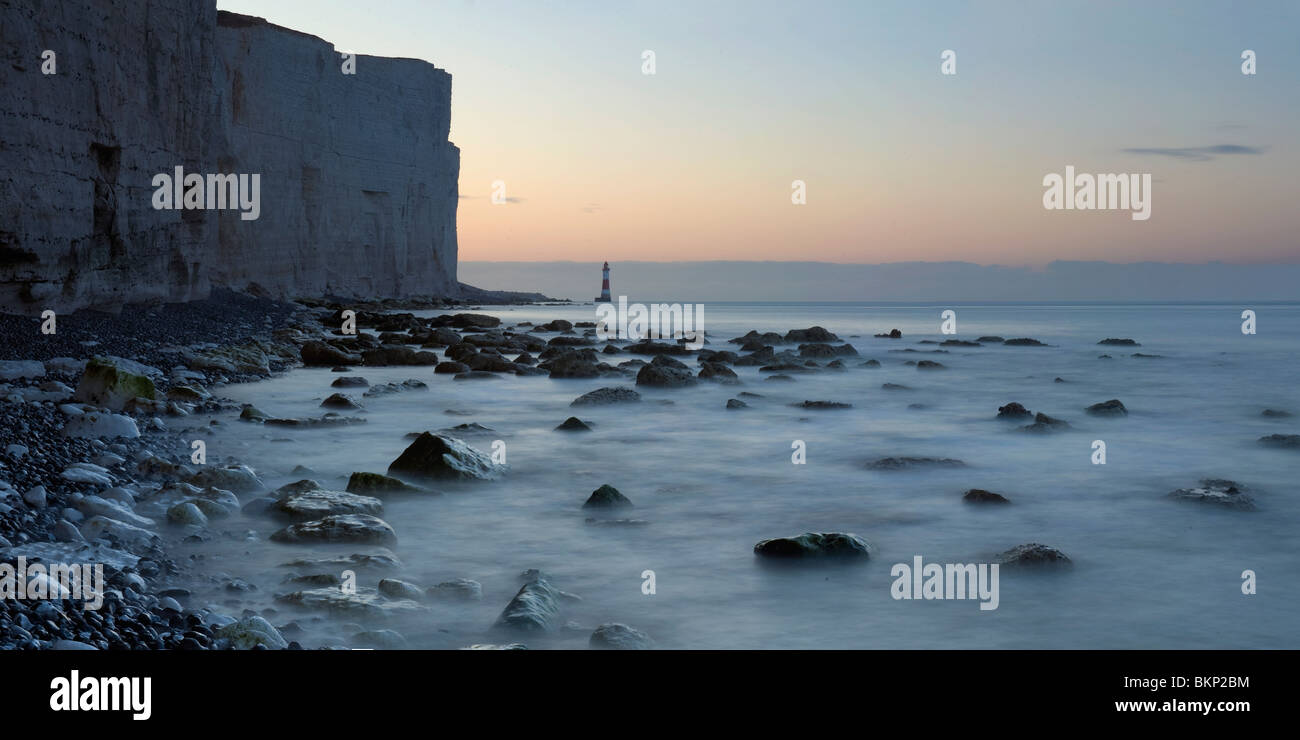 Une longue exposition photo de la côte du Sussex avec Beachy Head phare dans la distance Banque D'Images