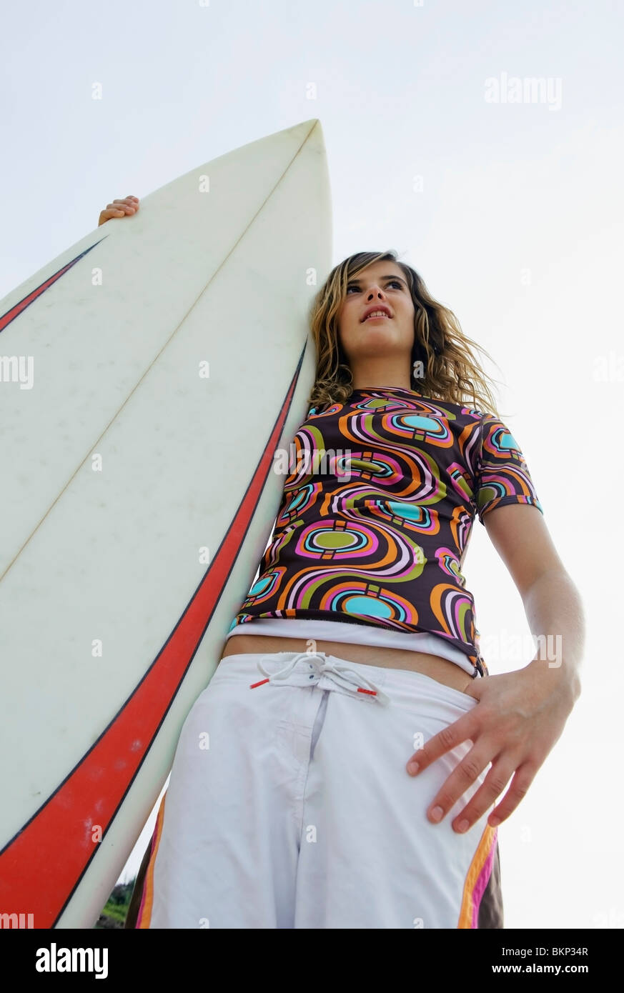 Young Woman with her Surfboard Banque D'Images