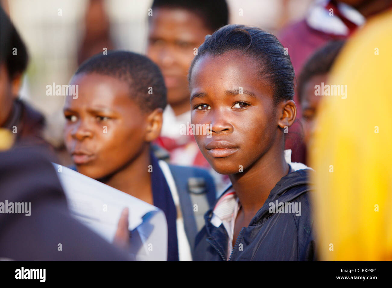 Jeune fille africaine au match de soccer Banque D'Images