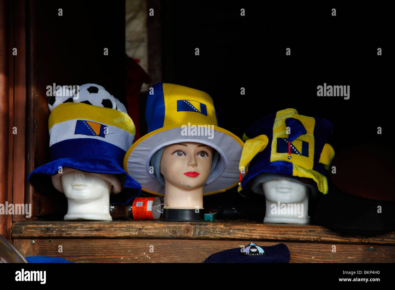 Chapeaux sur la tête de mannequin de la vieille ville de Sarajevo, SARAJEVO BOSNIE 13 Mars 2010 Banque D'Images