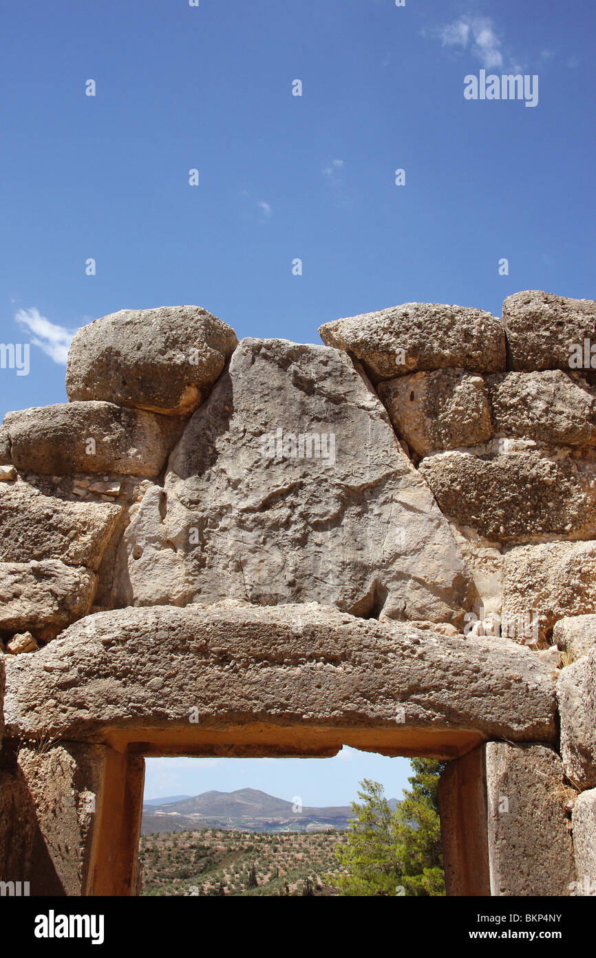 L'art mycénien Le Lion Gate de Mycenes forteresse. Voir derrière la porte. Argos. Péloponnèse. La Grèce. L'Europe. Banque D'Images