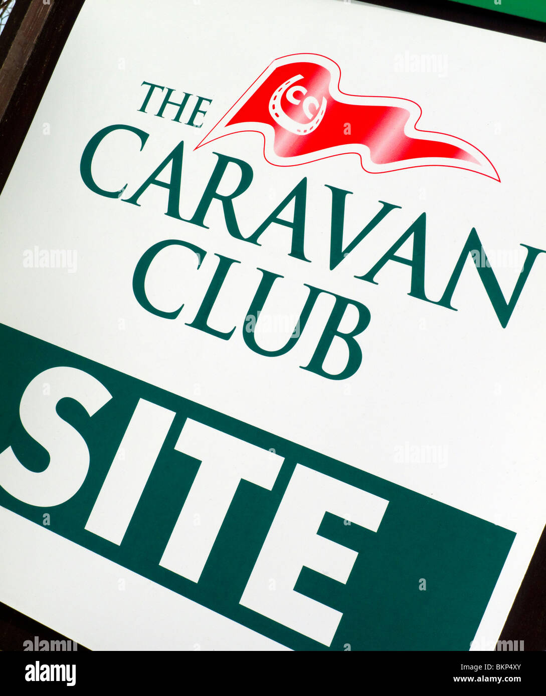 Caravan Club Site sign avec le fanion rouge à l'extérieur d'un logo camping Banque D'Images