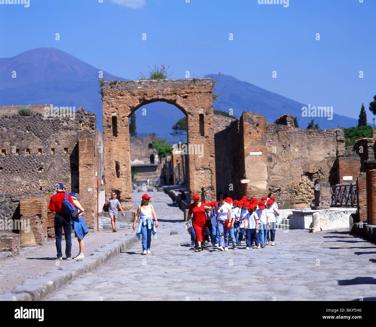 Visite en groupe pour enfants, Forum montrant le Vésuve, l'ancienne ville de Pompéi, Pompéi, la ville métropolitaine de Naples, la région de Campanie, Italie Banque D'Images