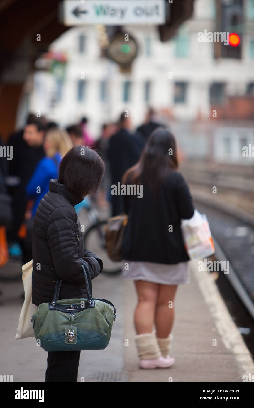 Les passagers en attente d'un train sur la plate-forme à la Manchester Oxford Road station Banque D'Images