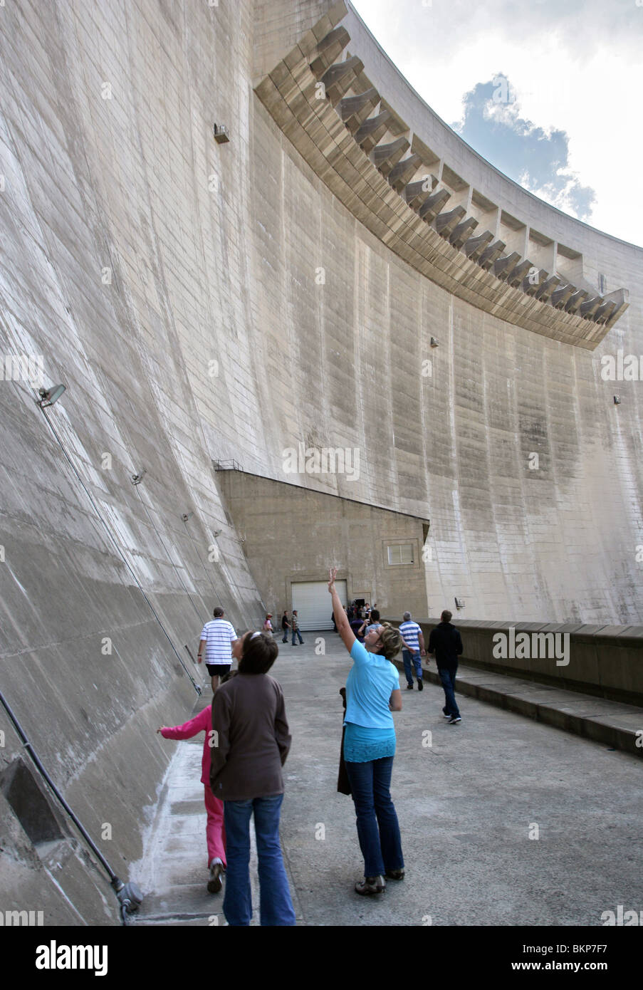 Lesotho : les touristes sud-africains au mur du barrage Katse, du Lesotho Highlands Banque D'Images