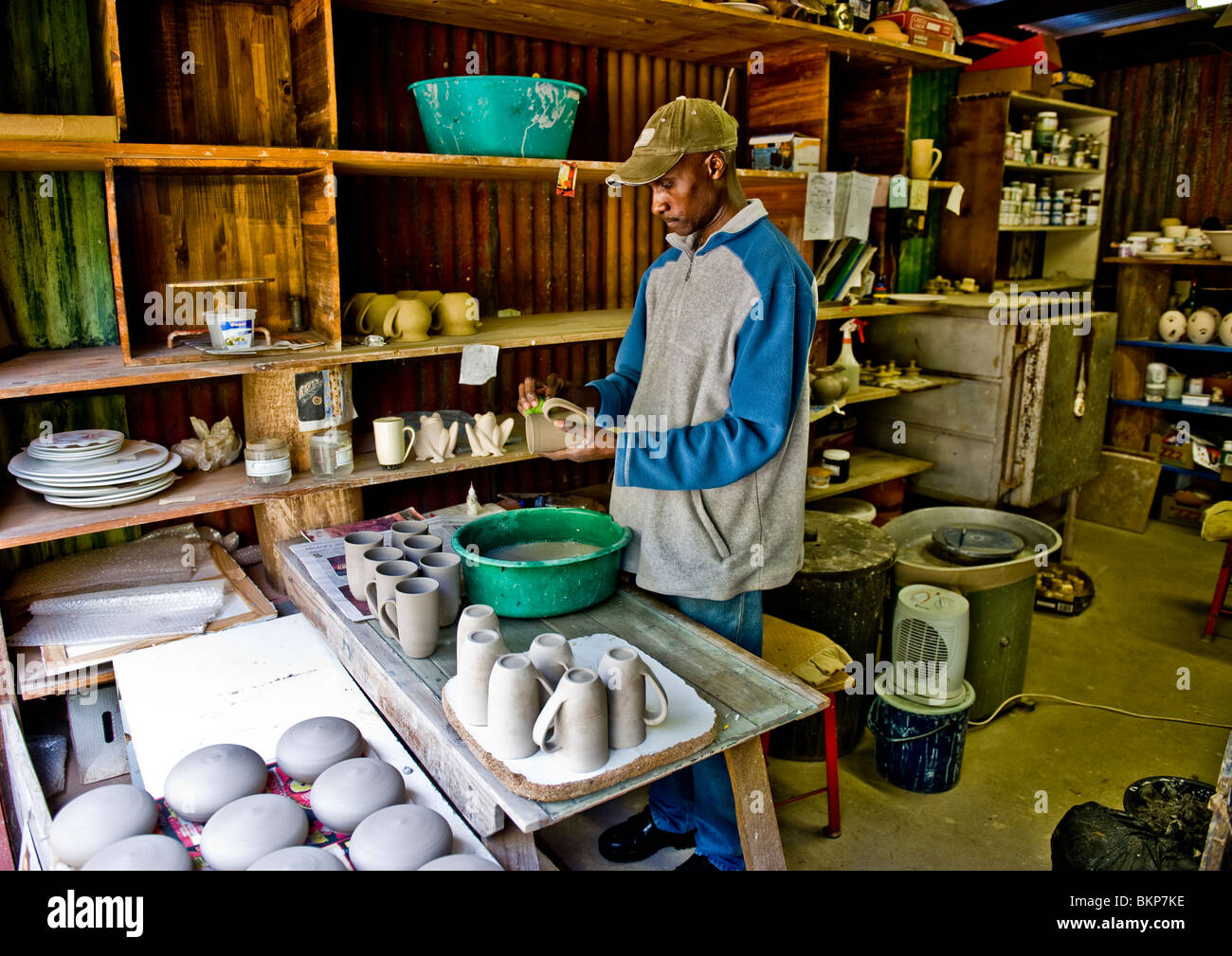 Poterie africaine et l'affichage de l'artiste à vendre belle poterie artisanale dans un atelier à Pilgrim's Rest Afrique du Sud. Banque D'Images