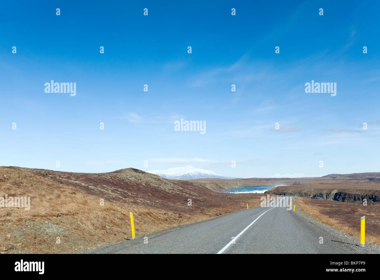 Grâce à l'autoroute islandaise vide paysage désertique avec route jaune postes marqueur Banque D'Images