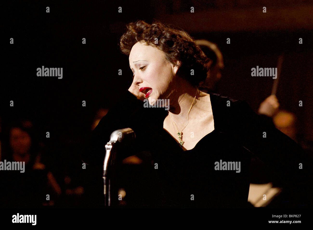 LA VIE EN ROSE (2007) LA MOME (ALT) EDITH PIAF (ALT) LA VIE PASSIONNÉE D'EDITH PIAF (ALT) Marion COTILLARD LAMM 001-01 Banque D'Images