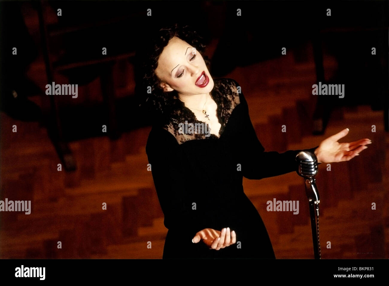 LA VIE EN ROSE (2007) LA MOME (ALT) EDITH PIAF (ALT) LA VIE PASSIONNÉE D'EDITH PIAF (ALT) Marion COTILLARD LAMM 001-07 Banque D'Images