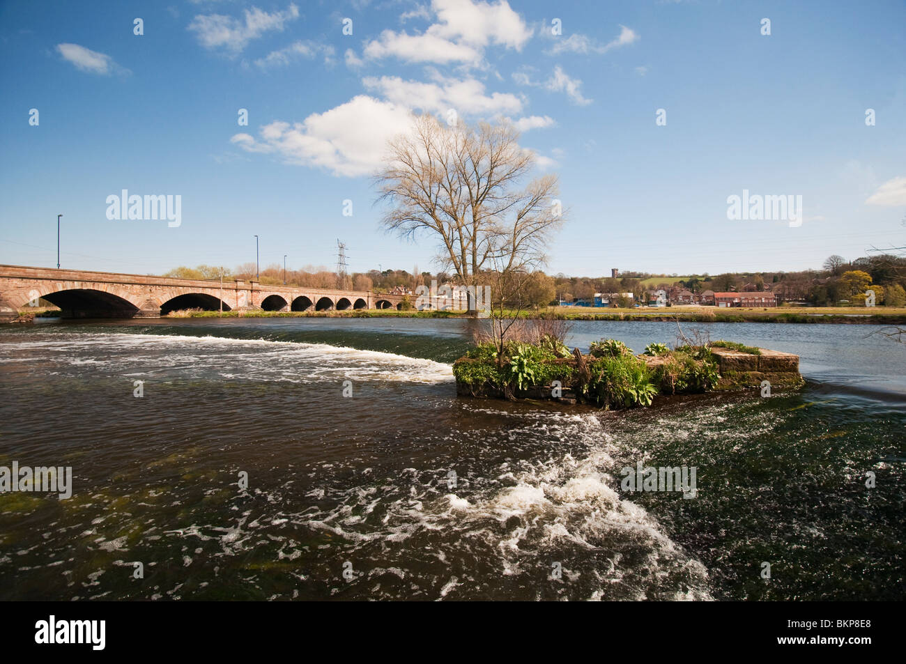 Un barrage sur la rivière Trent à Burton upon Trent. Banque D'Images