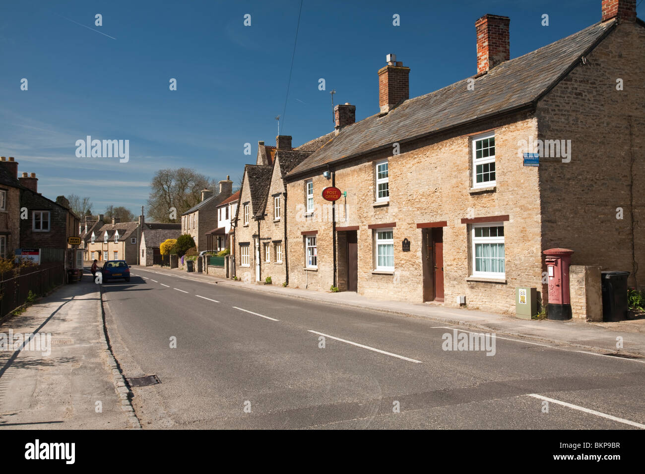 Le bureau de poste dans le village de Cotswold Bampton dans l'Oxfordshire, UK Banque D'Images