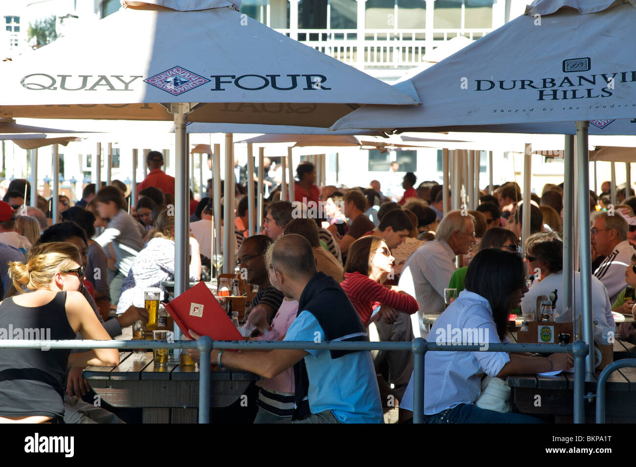 Les foules de manger dans un restaurant en bord de l'eau à Cape Town, Afrique du Sud. Banque D'Images