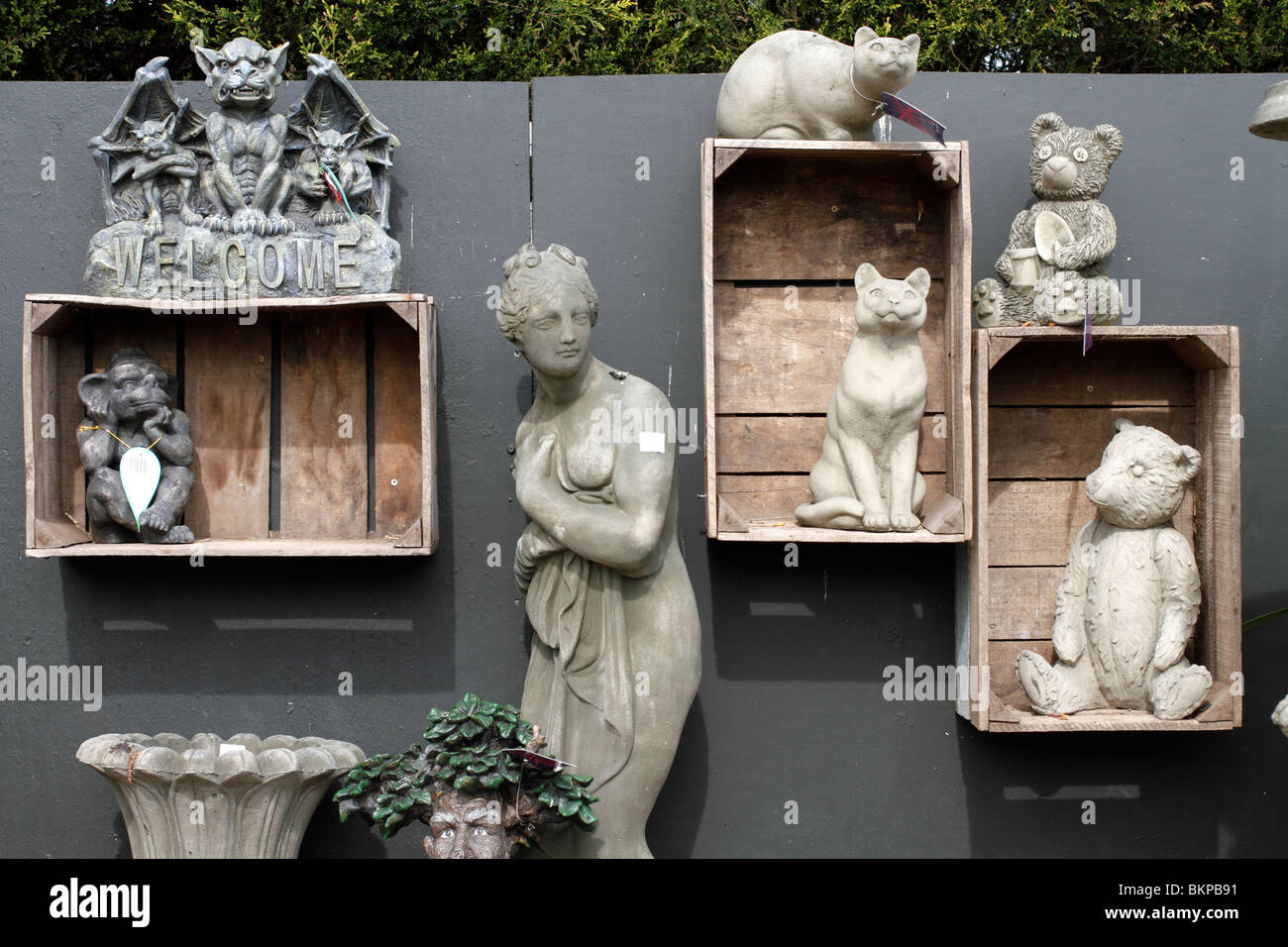 Statues, gargouilles bienvenue chat, ours, femme, Winnie l'ourson (type) soubassement, visage Banque D'Images