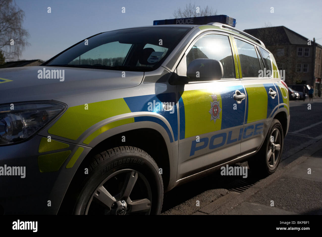 Le Derbyshire constabulary police 4x4 garé en ville de Bakewell Derbyshire Peak District England UK Banque D'Images
