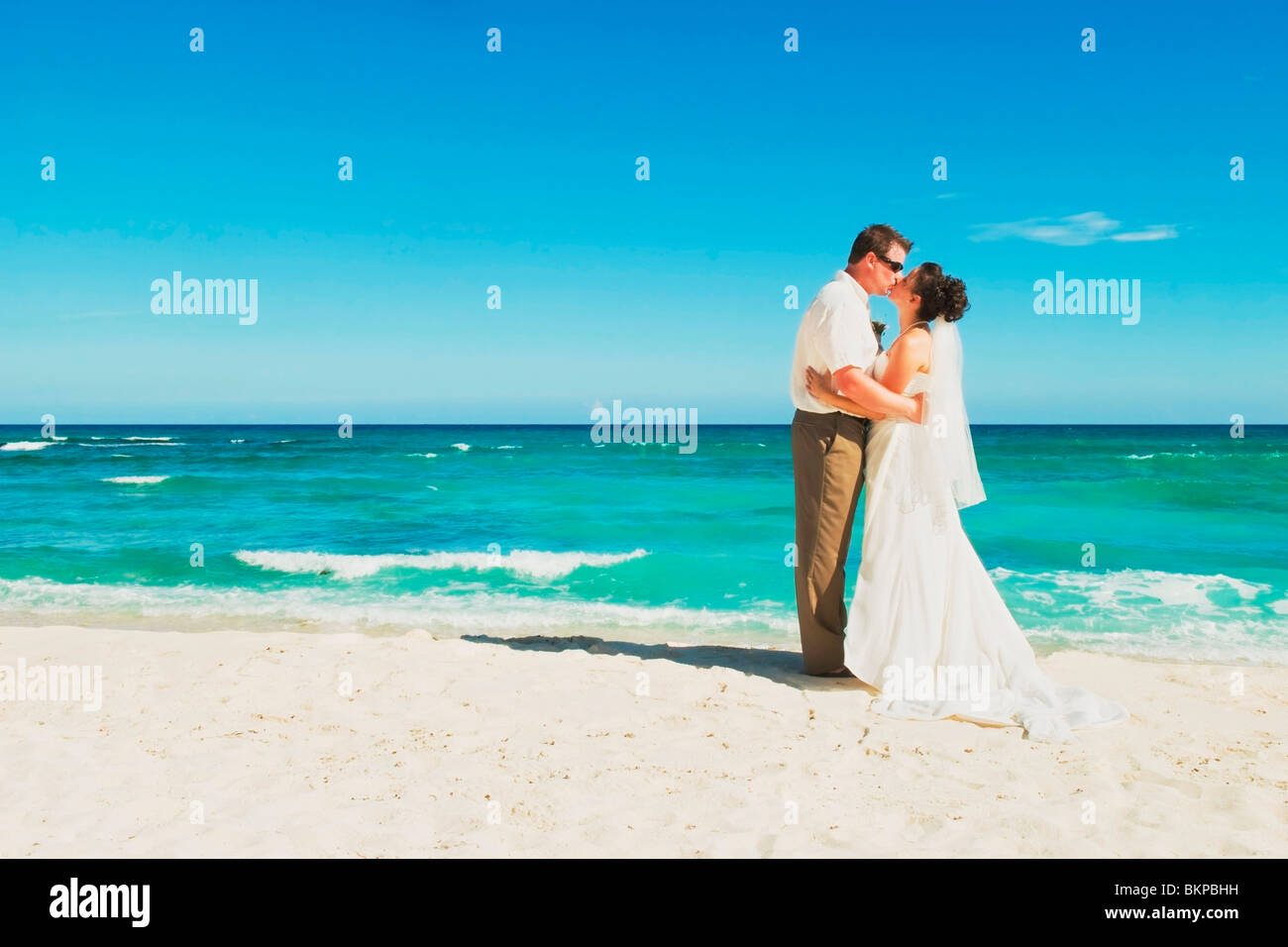 Akumal, Riviera Maya, Mexique ; une femme et un homme s'embrasser sur la plage de Gran Bahia Principe Tulum All-Inclusive Resort Banque D'Images