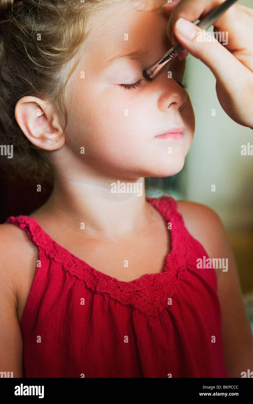 Akumal, Mexique ; une jeune fille ayant yeux Maquillage appliqué Banque D'Images