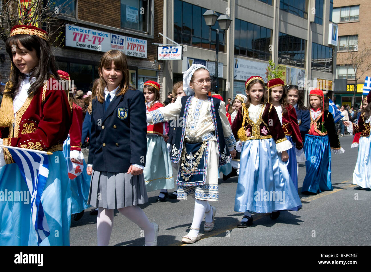 Défilé pour célébrer l'indépendance de la Grèce sur la rue Jean-Talon Montréal Canada Banque D'Images