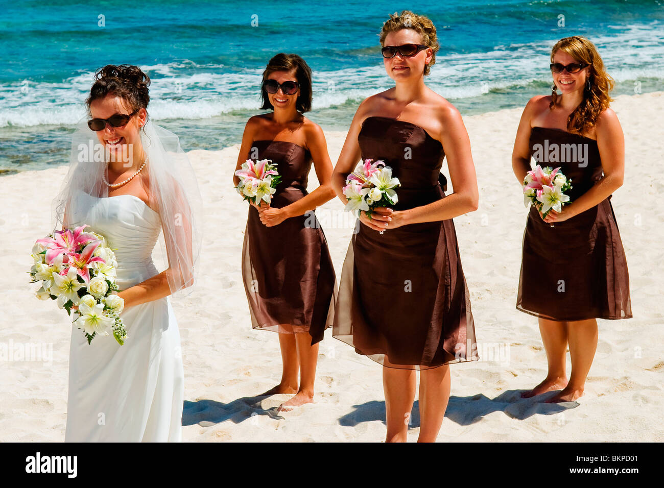 Akumal, Mexique ; une jeune mariée et demoiselles sur la plage Banque D'Images