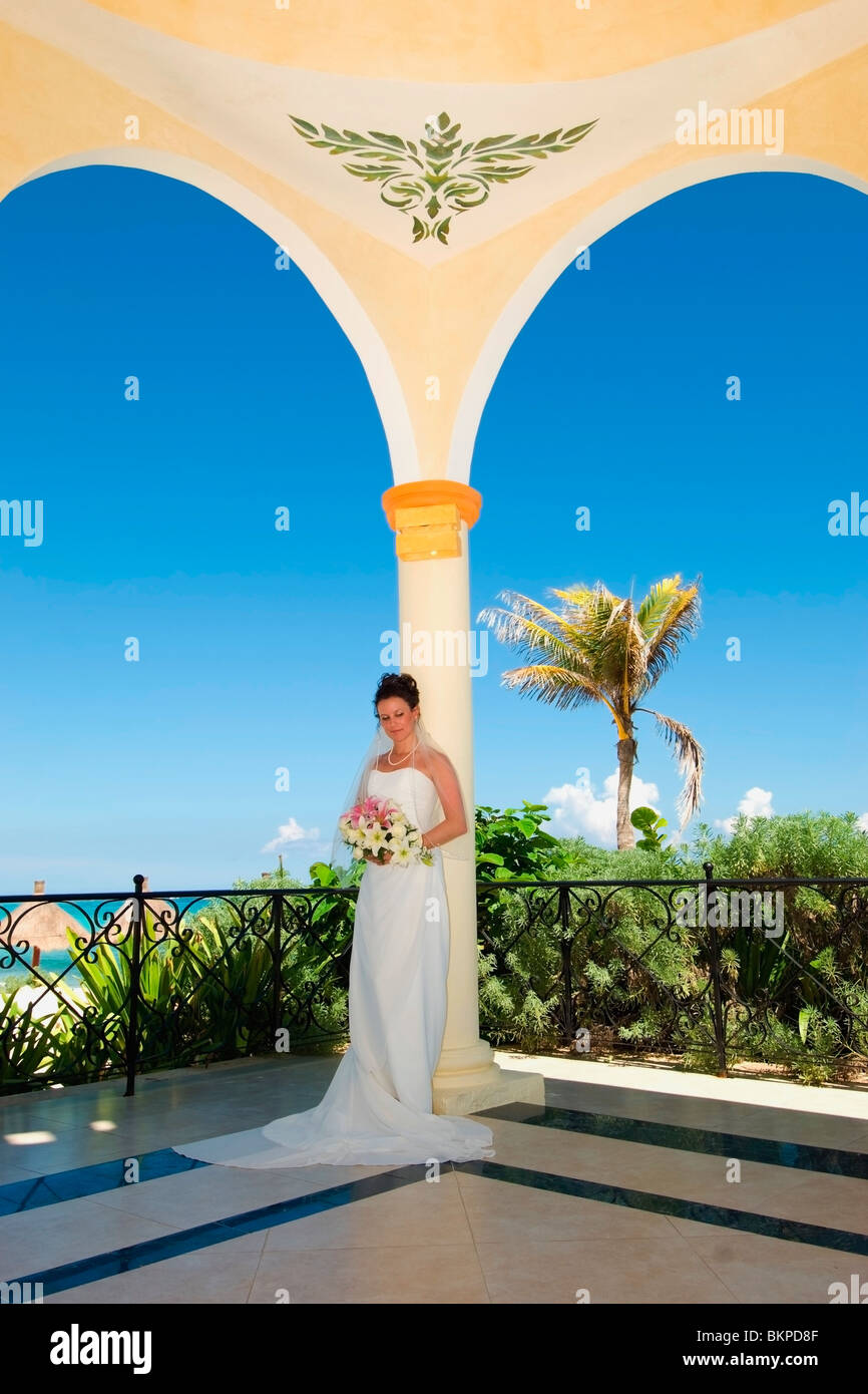 Akumal, Riviera Maya, Mexique ; une épouse dans un pavillon de la plage de Gran Bahia Principe Tulum All-Inclusive Resort Banque D'Images