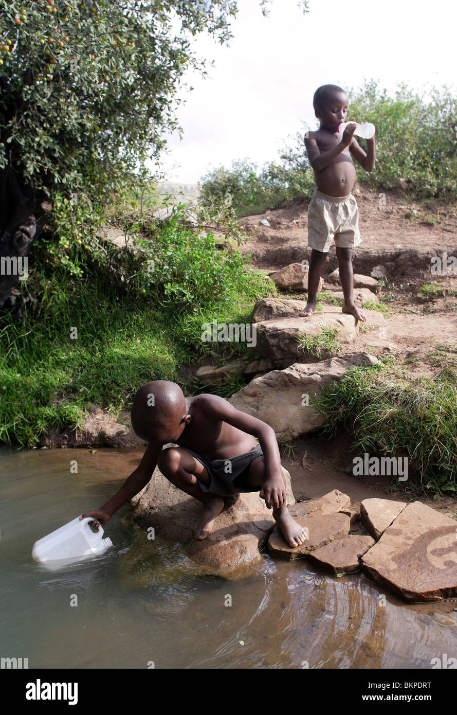 Lesotho : aller chercher de l'eau d'un puits Banque D'Images