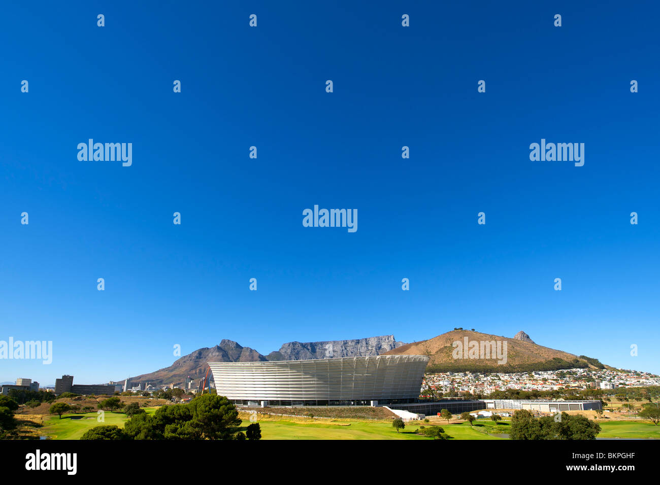 Vue du nouveau stade FIFA 2010 à Green Point, à Cape Town. La montagne de la table peut être vu dans l'arrière-plan. Banque D'Images