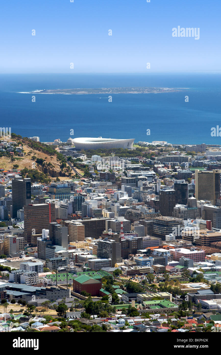 Vue sur la ville de Cape Town avec le nouveau FIFA 2010 / Green Point Stadium et Robben Island dans l'arrière-plan. Banque D'Images