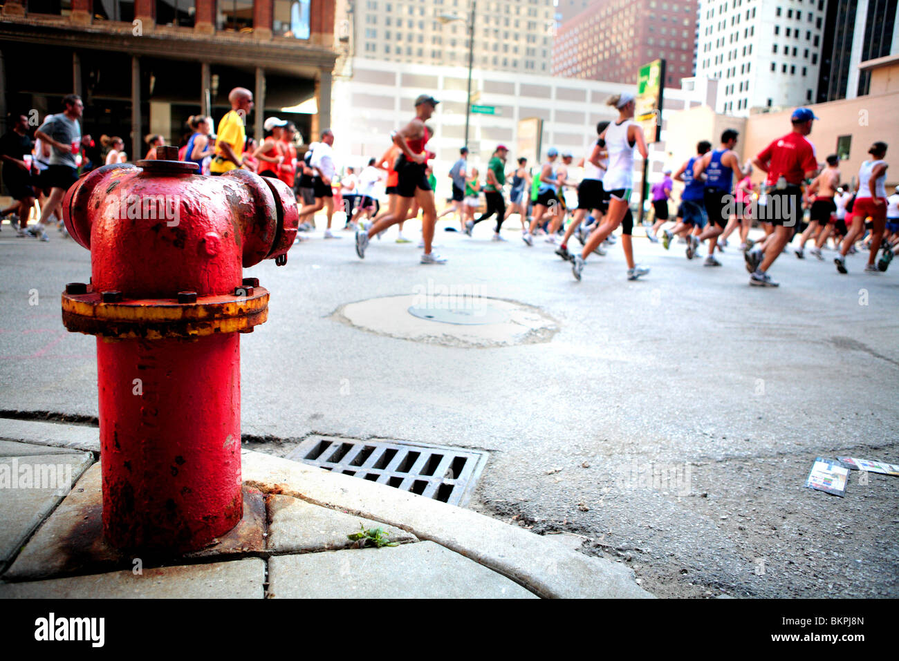 MARATHON DE CHICAGO ; LES PARTICIPANTS QUI TRAVERSE LES RUES DU CENTRE-VILLE Banque D'Images