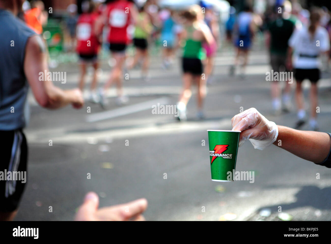 MARATHON DE CHICAGO ; l'UN DES MEMBRES DU PERSONNEL DU MARATHON DE CHICAGO DE REMETTRE UNE TASSE DE BOISSON ÉNERGÉTIQUE À UN COUREUR Banque D'Images