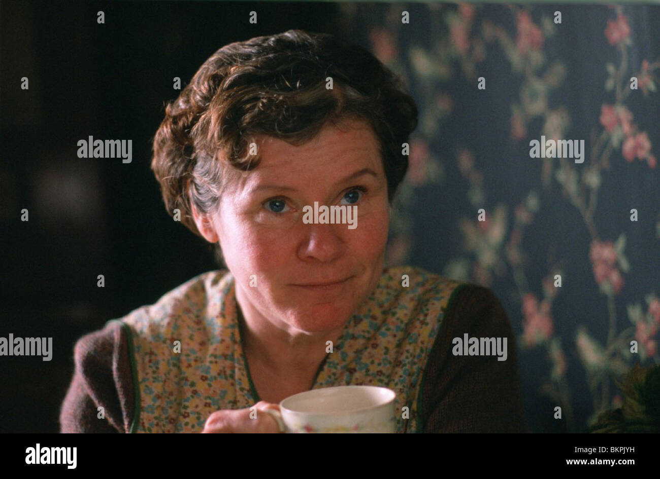 VERA DRAKE (2004) IMELDA STAUNTON VERA 001-01 Banque D'Images
