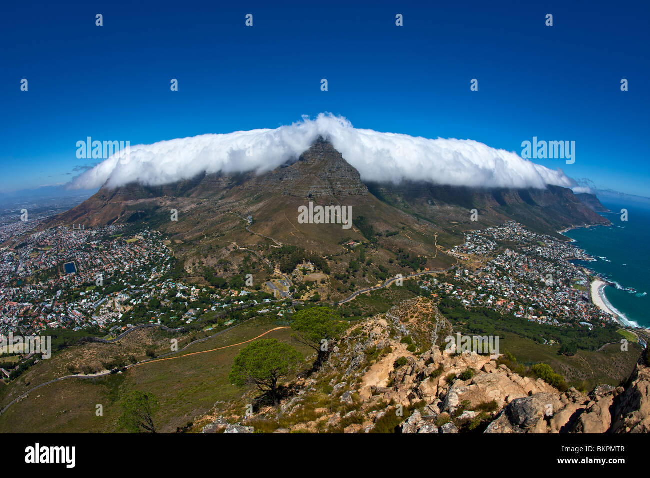 La 'table' en tissu effet nuage sur la Montagne de la table au Cap