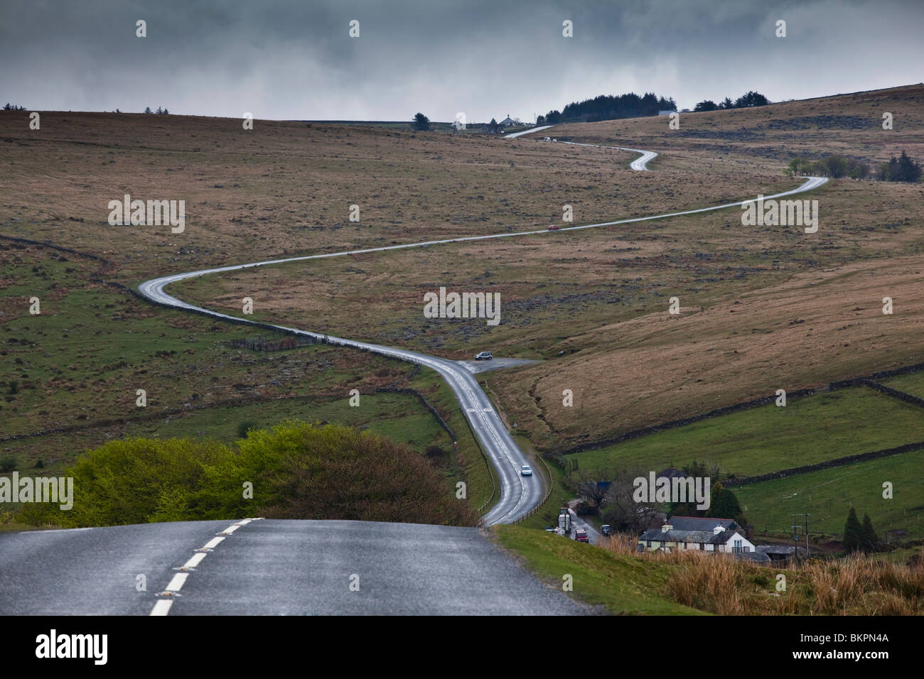 Une longue et sinueuse route ouverte à Dartmoor, dans le Devon en Angleterre Banque D'Images
