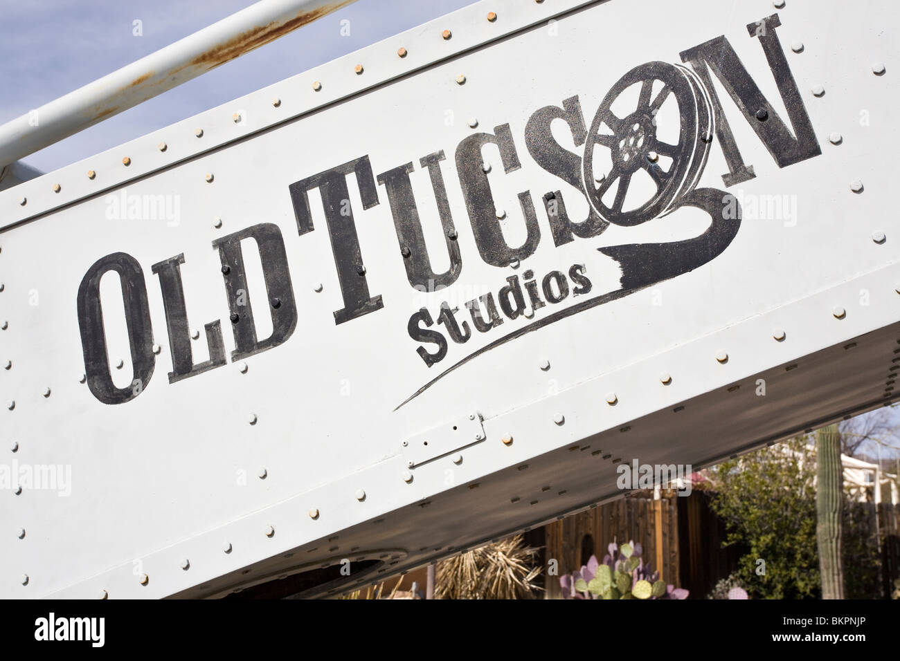 Old Tucson Studios signe sur la flèche de l'appareil photo prop. Tucson, Arizona. Banque D'Images