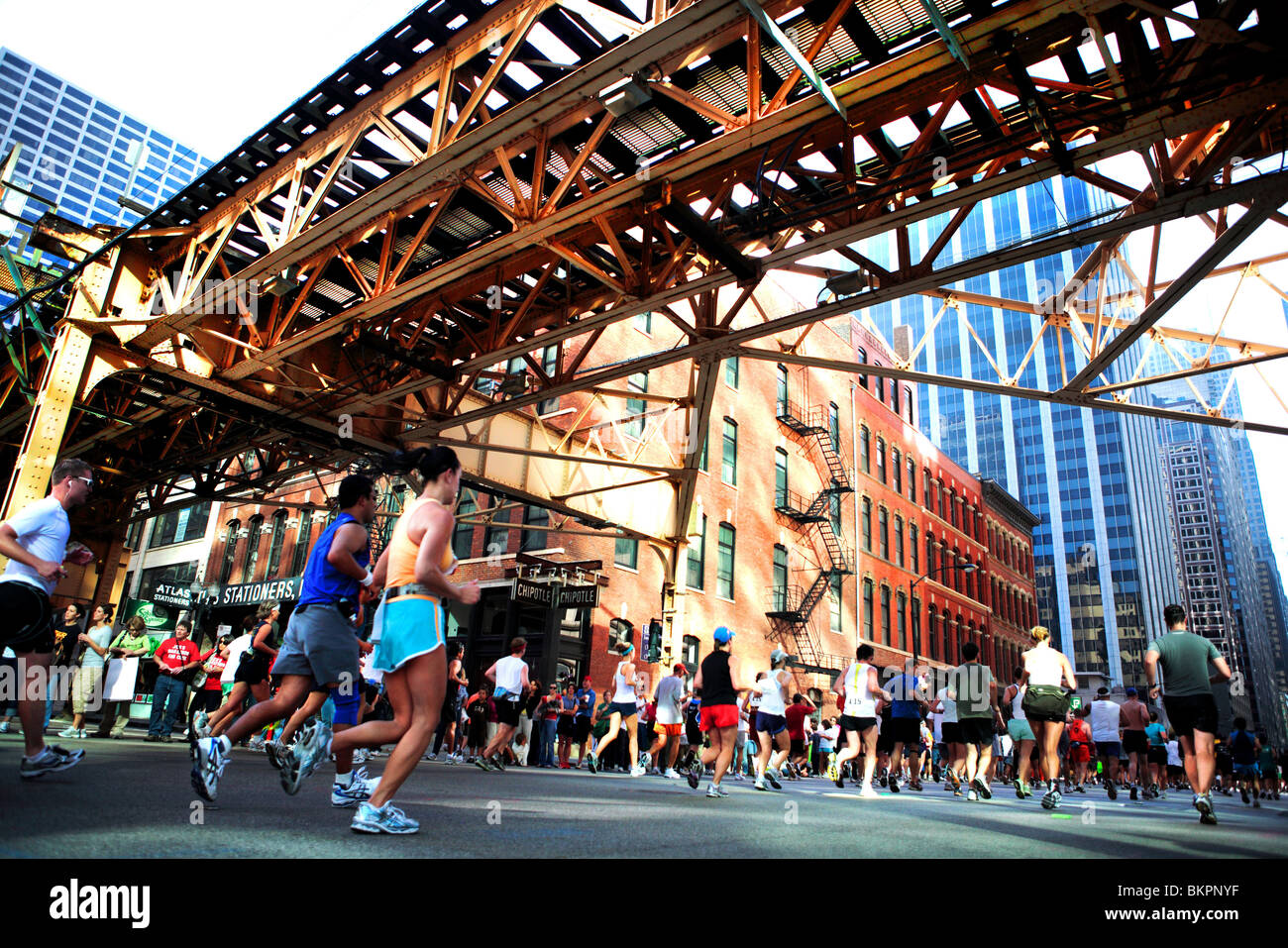 MARATHON DE CHICAGO ; PORTEUR DANS LE CENTRE-VILLE DE CHICAGO, ILLINOIS, États-Unis Banque D'Images