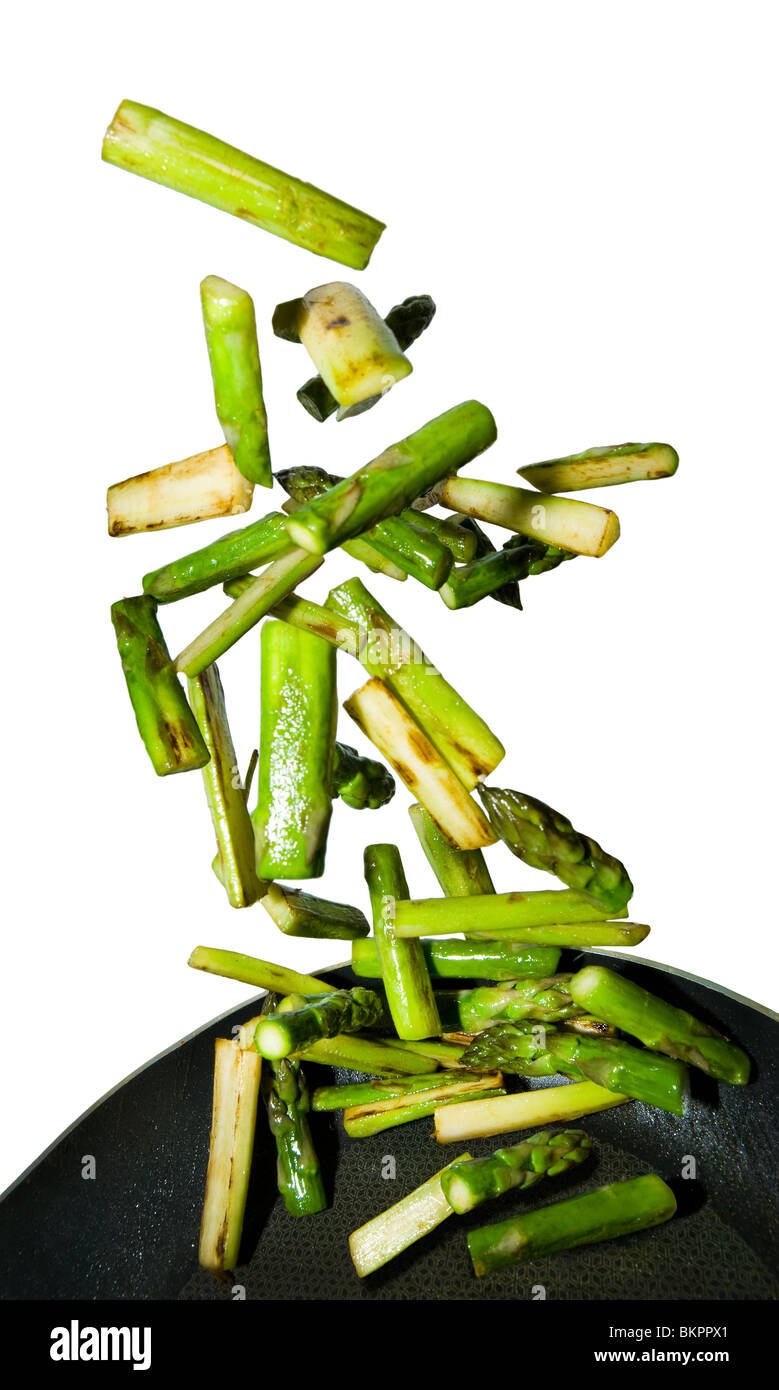 La torréfaction la torréfaction fry friture de légumes asperges vertes dans une casserole cocotte wok de légumes frais asperges spargel organtic sain Banque D'Images