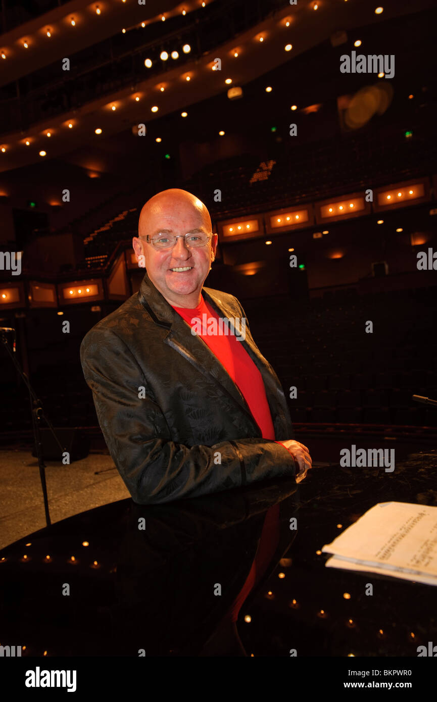 Cefin Roberts, fondateur et directeur de l'école des arts de la scène Ysgol Glanaethwy.Wales UK Banque D'Images