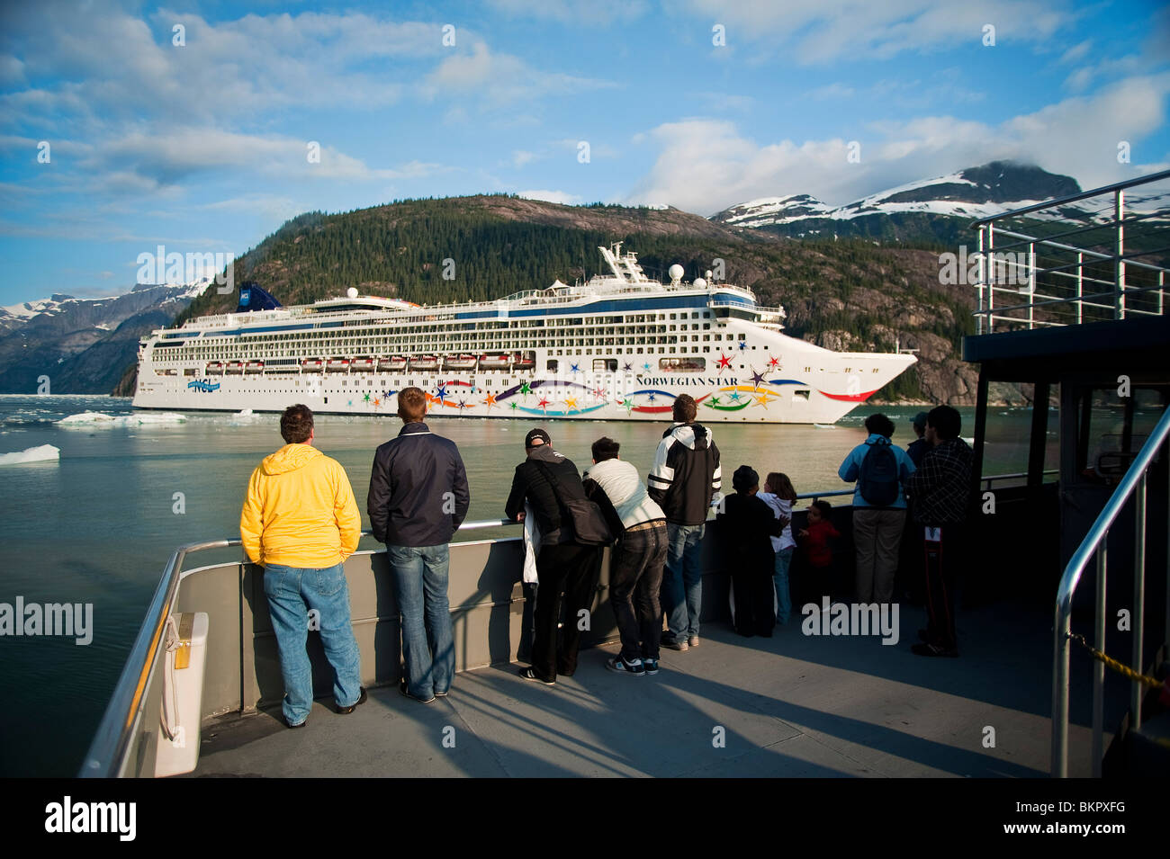 Les visiteurs voir Norwegian Cruise Line's *Star* depuis le pont d'un autre navire à Endicott Arm, le sud-est de l'Alaska Banque D'Images