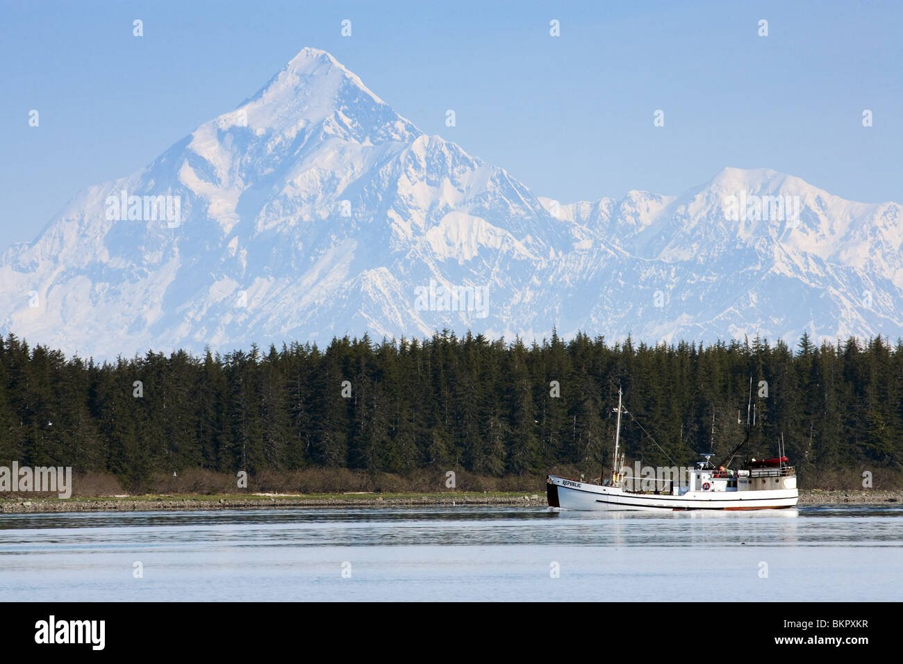 Vue panoramique de la plage de St.Elias avec une goélette de pêche au premier plan, près de Yakutat Alaska Banque D'Images