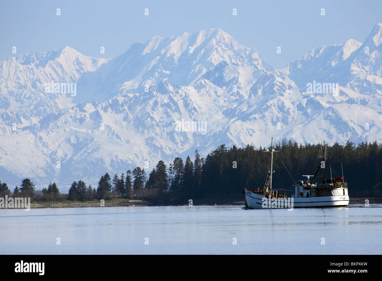 Vue panoramique de la plage de St.Elias avec une goélette de pêche au premier plan, près de Yakutat Alaska Banque D'Images