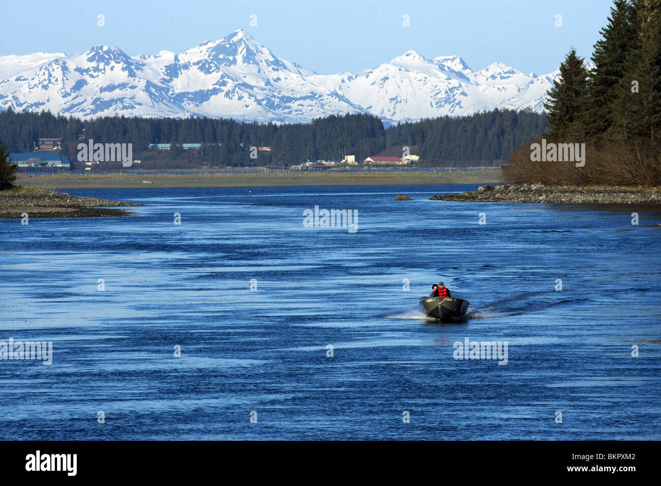 Vue panoramique sur Mt. Elias et Ankau Saltchuck montagne avec un bateau de pêche sportive au premier plan, près de Yakutat Alaska Banque D'Images