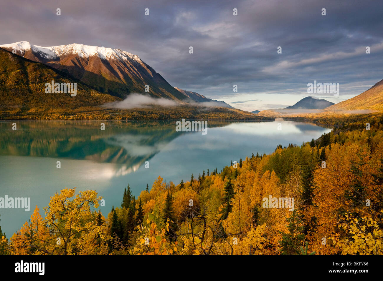 Vue panoramique au cours de Autmn de Kenai Lake près de Cooper Landing, péninsule de Kenai, Alaska Banque D'Images