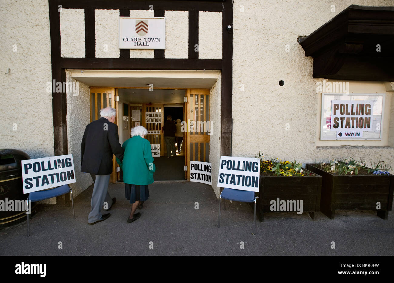 Moyen par excellence, l'Angleterre les électeurs vont aux urnes à Clare, Suffolk, UK,Briatin le jour de l'élection 6 mai 2010. Banque D'Images