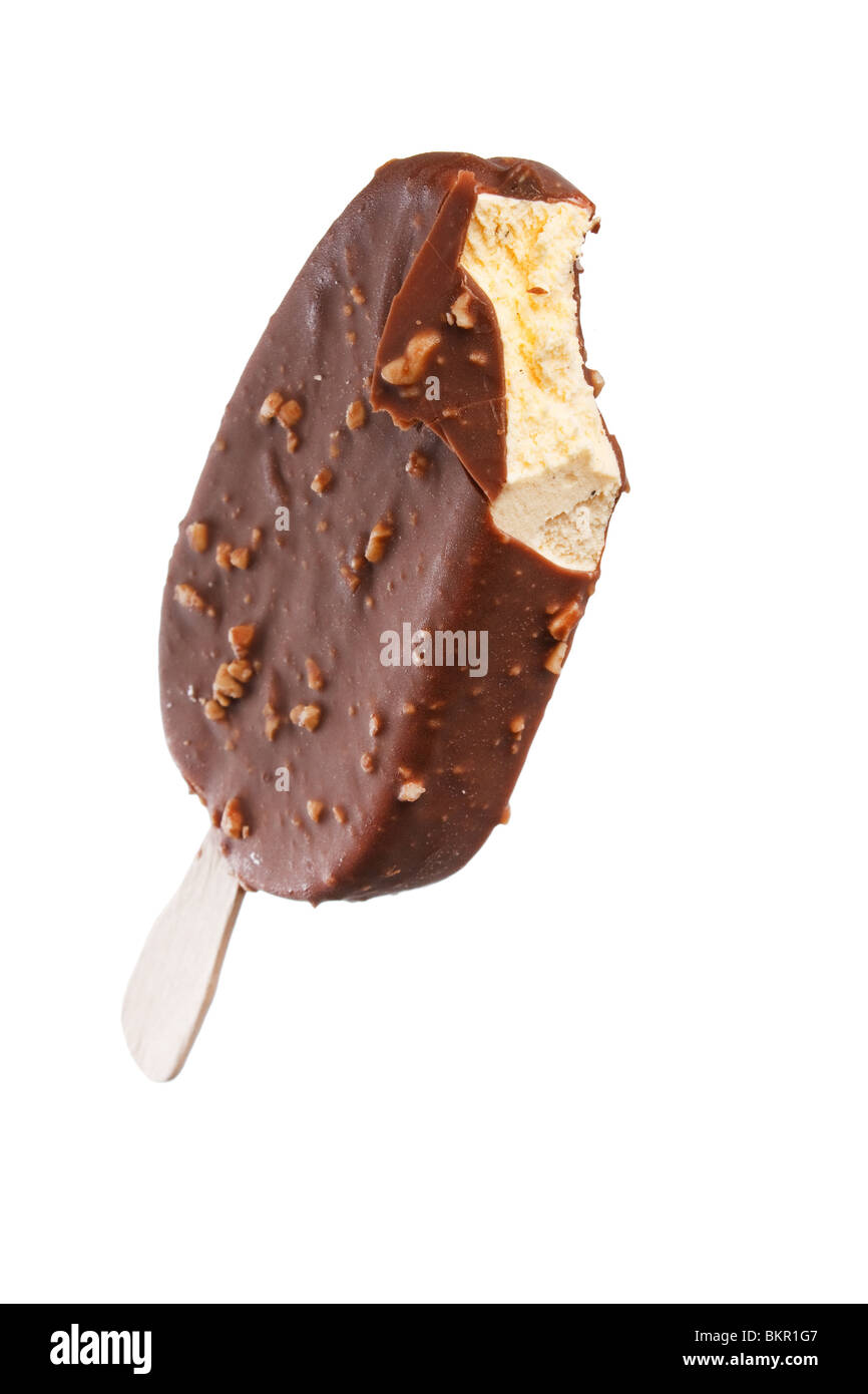 La crème glacée au chocolat recouvert d'amandes et. Banque D'Images