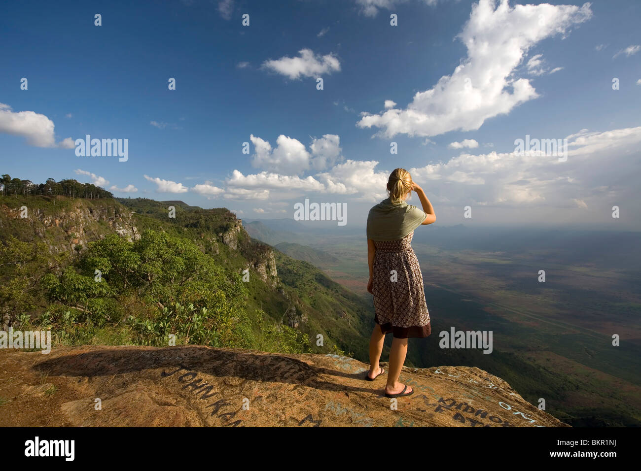 La Tanzanie, Lushoto. Le tourisme donne sur la steppe Masaï d'un grafitied point de vue autour de Lushoto. (MR) Banque D'Images