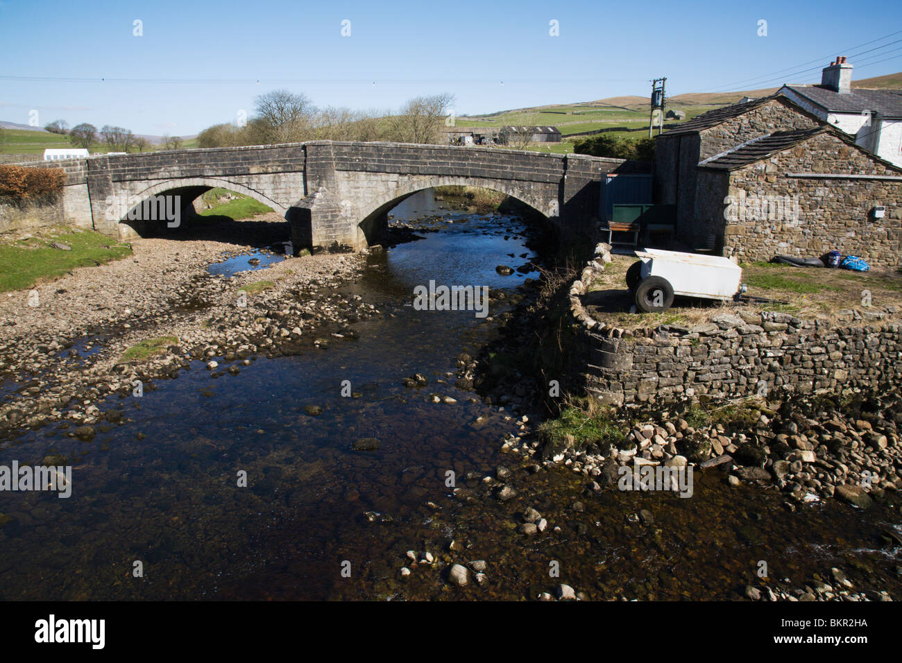 Le pont de la rivière à 'Horton dans Ribblesdale' village, Yorkshire Dales, Angleterre. Banque D'Images