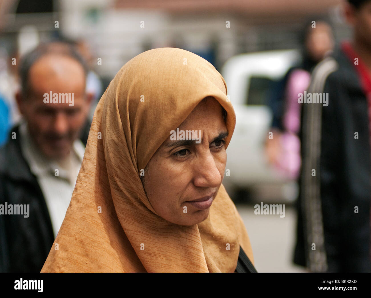 L'Algérie, Alger. Femme dans le marché. Banque D'Images