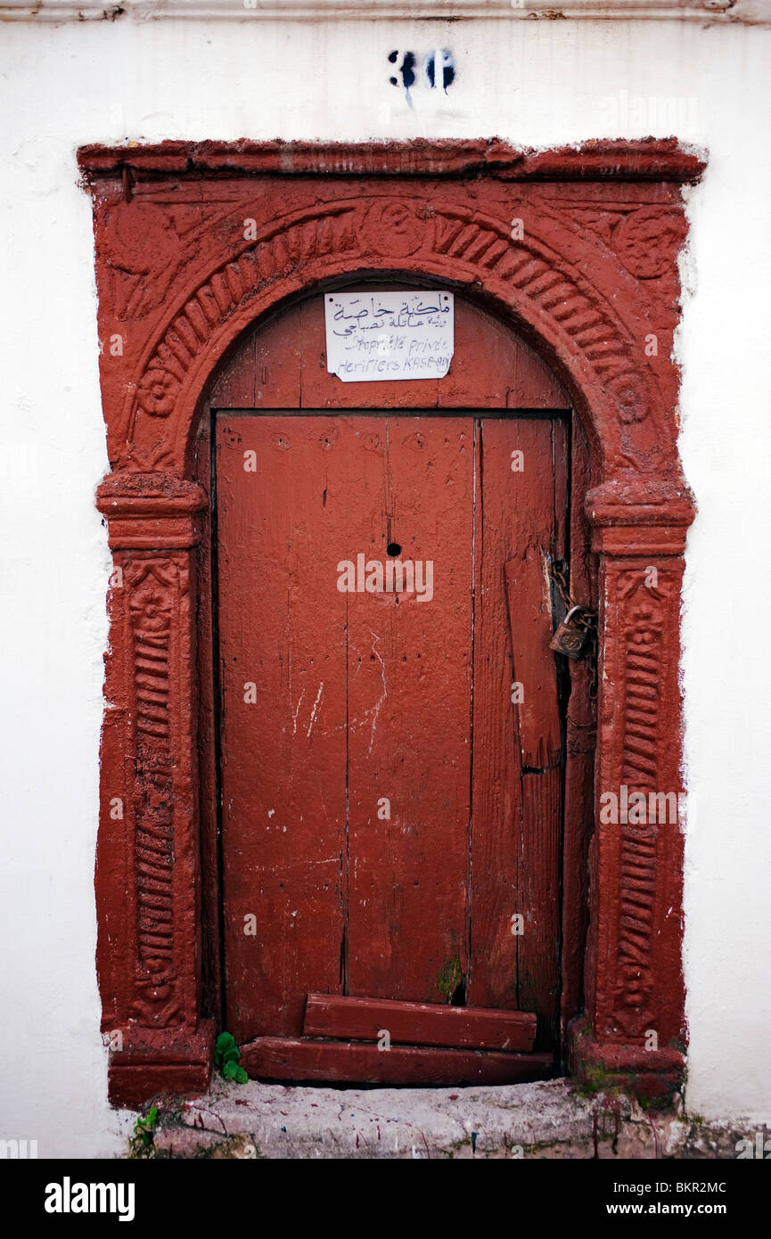 L'Algérie, Alger. Une porte dans la Kasbah. Banque D'Images